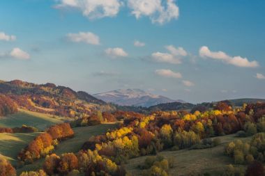 Sonbahar canlı renkler içinde Karpatya Dağları, BI ekilmemiş boş arazi