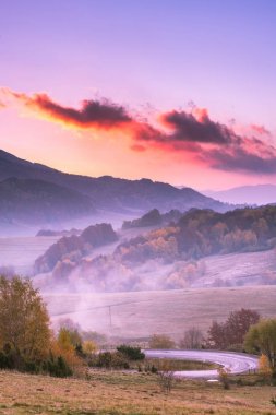 Sonbahar günbatımı Bieszczady Karpat Dağları Polonya