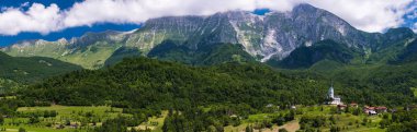 Panoramik görüntü Julian Alps ve Dreznica Köyü Slovenya
