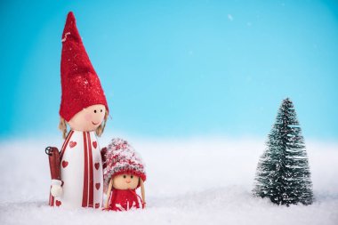 Mutlu aile Noel ağacı karda bakarak