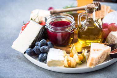 Peynir kurulu kızılcık ve sonbahar meyve ile