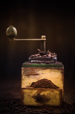 Ahşap masa üzerinde Vintage ahşap kahve öğütücü