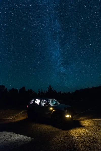 4x4 car and star watching adventure, off road trip into wilderne — Stock Photo, Image