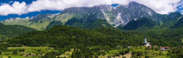 Panoramik görüntü Julian Alps ve Dreznica Köyü Slovenya — Stok fotoğraf