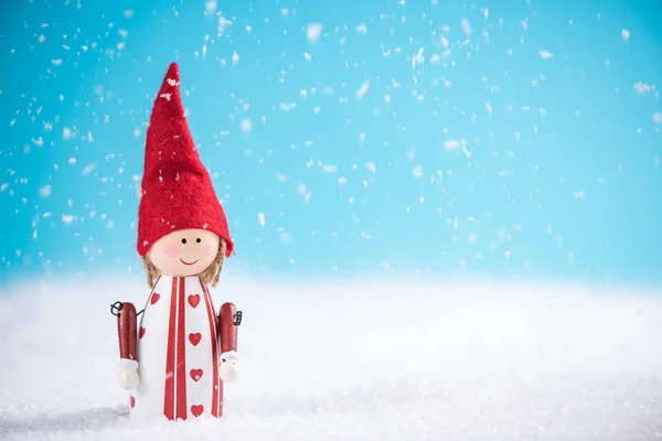 Рождественская игрушка в снегу — стоковое фото