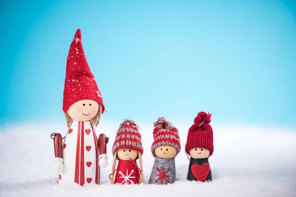 Счастливая семья вместе на Рождество в снегу — стоковое фото