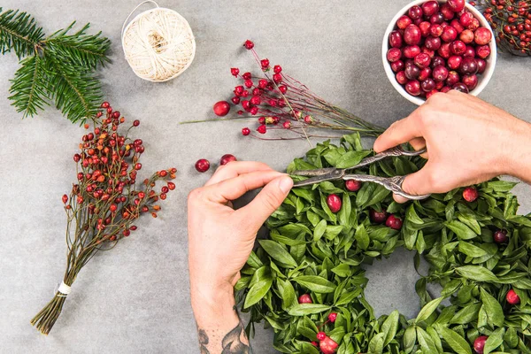 Dövmeli çiçekçi Noel ev Dekorasyo yapma tablo üzerinde çalışma
