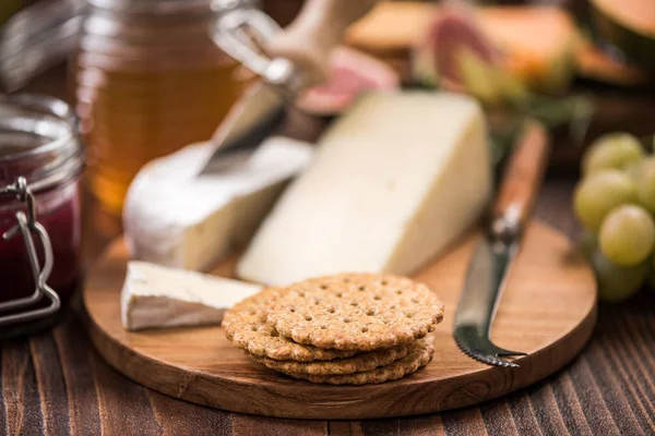 Cheese crackers on board, festive food — Stock Photo, Image