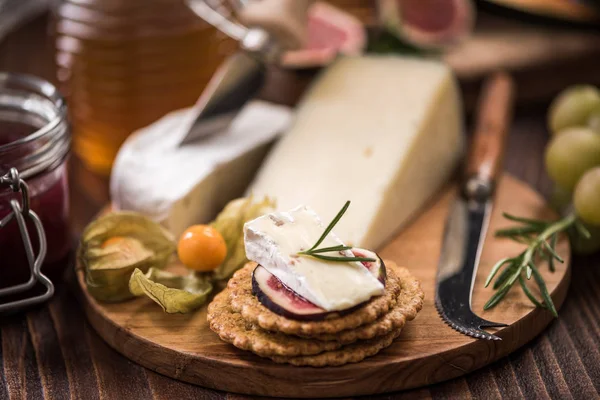 Bolachas de queijo com camembert, mel, figo e ervas — Fotografia de Stock