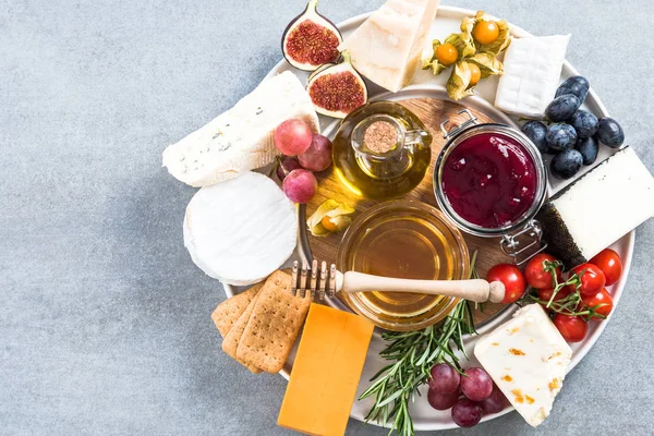 Prato de queijo com todos os tipos de queijo e frutas — Fotografia de Stock