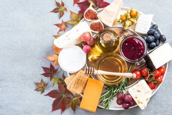 Prato de queijo com todos os tipos de queijo e frutas — Fotografia de Stock