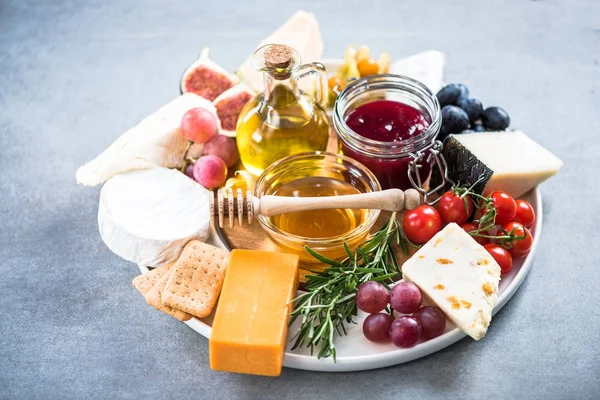 Placa de queijo com cranberry e frutas do outono — Fotografia de Stock