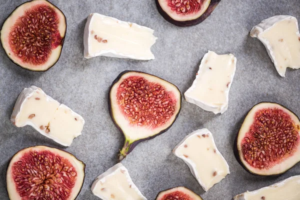 Camembert en verse vijgen op natuursteen leisteen — Stockfoto