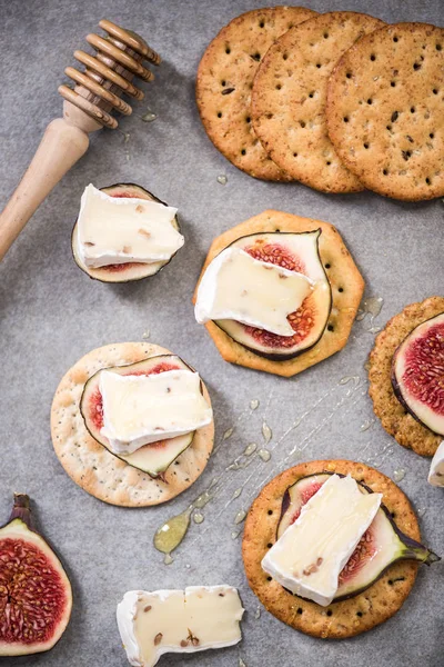 Camembert e figos em biscoitos de queijo com mel — Fotografia de Stock
