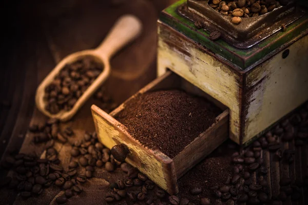 Grãos de café moedor fresco — Fotografia de Stock