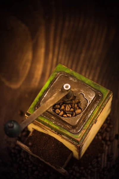 Moedor de café de madeira vintage na mesa de madeira — Fotografia de Stock