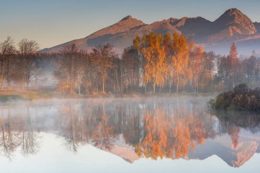 Sabah erken gündoğumu yüksek Tatra Dağları'nda