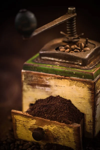 Moedor de café de madeira vintage na mesa de madeira — Fotografia de Stock