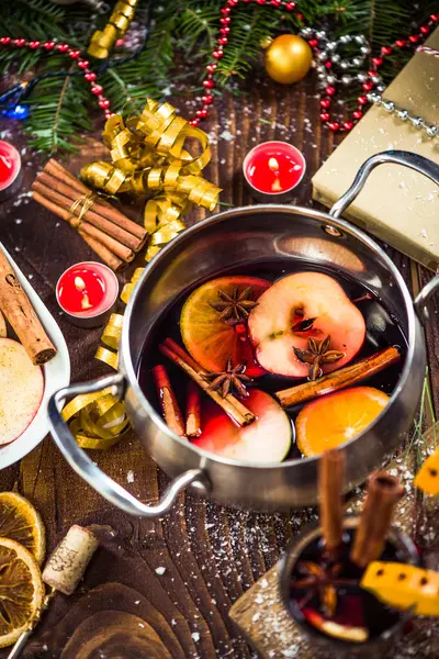 Ingrediënten voor Kerstmis glühwein in pot — Stockfoto