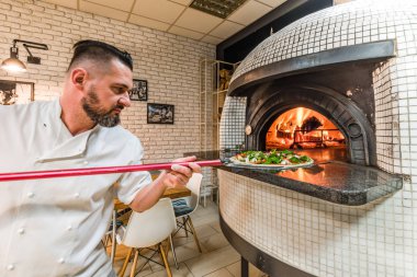 Sakallı adam pizza woodfired fırında pişirme