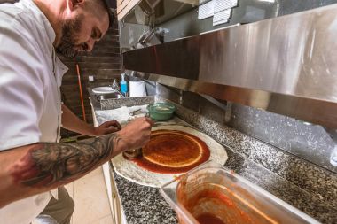 Sakallı adam chef Pizza'da Yerel İşletme Hazırlık