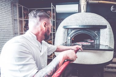 Pizza chef itibariyle yerel pizzacı iş başında