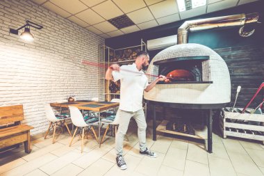Pizza chef itibariyle yerel pizzacı iş başında