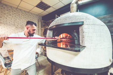 Pizza chef itibariyle yerel pizzacı iş başında