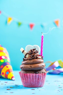 Tek candla ile renkli kek yanıyor