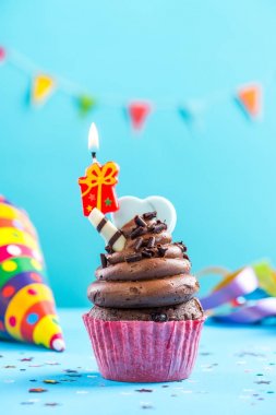 Tek candla ile renkli kek yanıyor