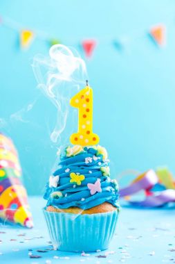 İlk 1 doğum günü kek mum ile üfle. Kart mockup.