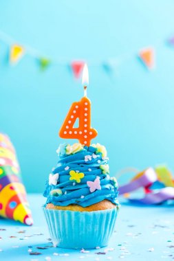 Mum ile dördüncü 4 doğum günü kek. Kart mockup.