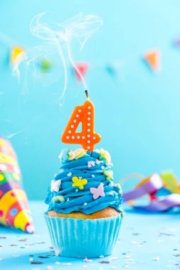 Dördüncü mum ile 4 doğum günü kek üfle. Kart mockup.