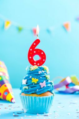 Altıncı mum ile 6 doğum günü kek. Kart mockup.