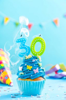 Mum ile thirtieth 30 doğum günü kek üfle. Kart mockup