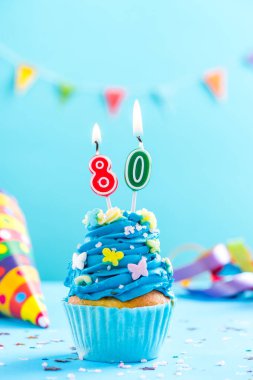 Mum ile eightieth 80 doğum günü kek. Kart mockup.