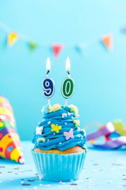 Mum ile ninetieth 90'ıncı doğum günü kek. Kart mockup.