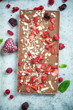 Kurutulmuş berry meyve ve badem ile sütlü çikolata bar