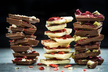 El yapımı esnaf çikolata parçaları yığın