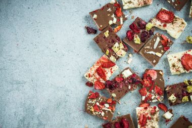 Esnaf el yapımı çikolata parçaları, sınır arka plan