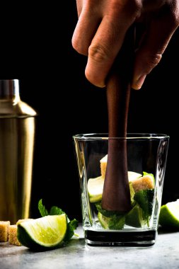 Ahşap havaneli ile Küba kokteyl Mojito yapmak