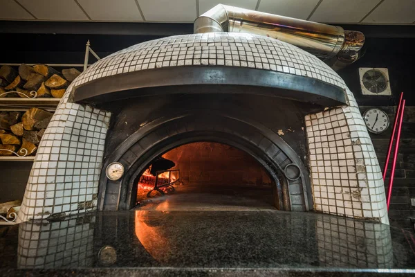 Geleneksel woodfired pizza fırını — Stok fotoğraf