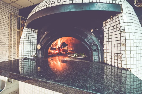 Traditioneller holzbefeuerter Pizzaofen — Stockfoto
