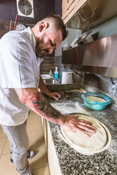 Geleneksel şekilde pizza hamur yapmak