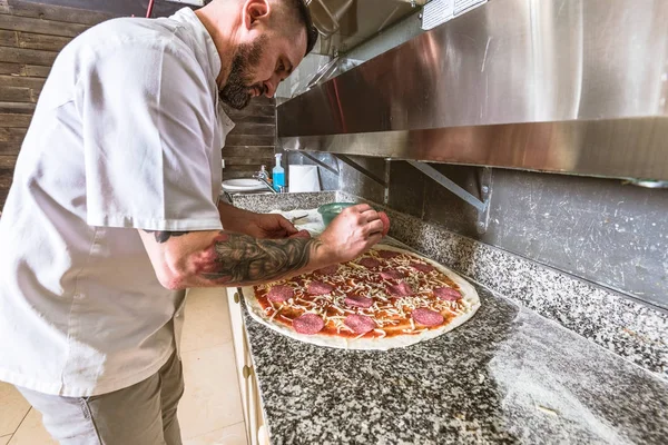 Sakallı adam chef Pizza'da Yerel İşletme Hazırlık
