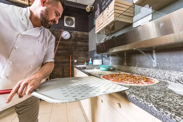 Sakallı adam chef Pizza'da Yerel İşletme Hazırlık