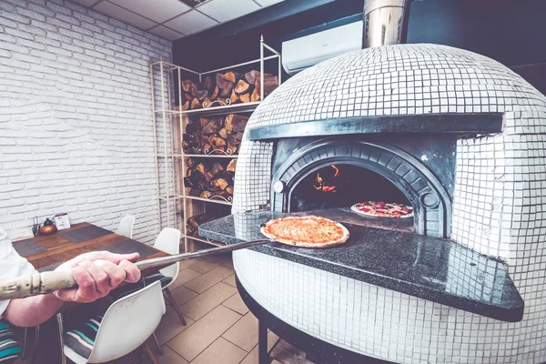 Pizza chef itibariyle yerel pizzacı iş başında — Stok fotoğraf