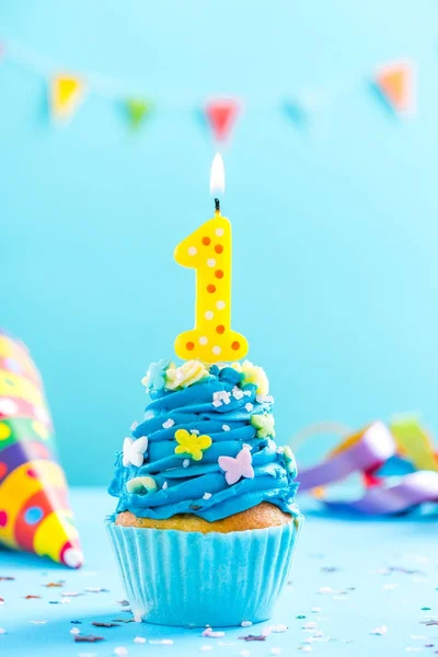 Primeiro primeiro primeiro aniversário cupcake com vela e polvilhas. Cartão mocku — Fotografia de Stock
