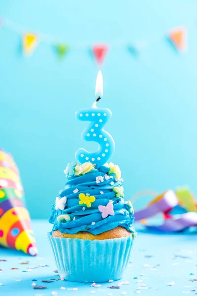 Третий день рождения кекс со свечой. Карточный макет . — стоковое фото