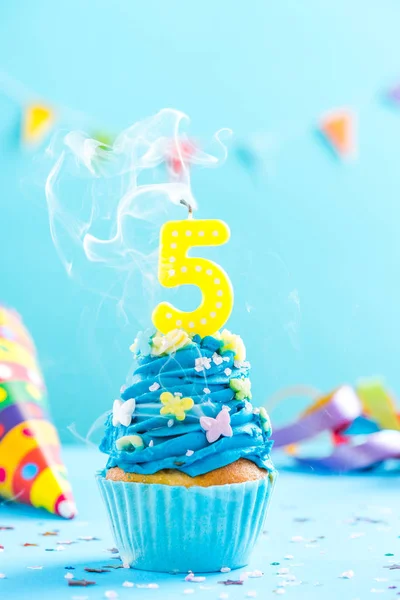 Quinto quinto aniversário cupcake com vela soprar out.Card mockup . — Fotografia de Stock